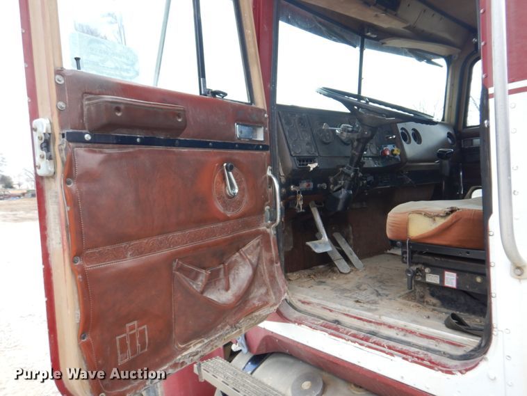 image for item DH8202 1986 International 9370  semi truck