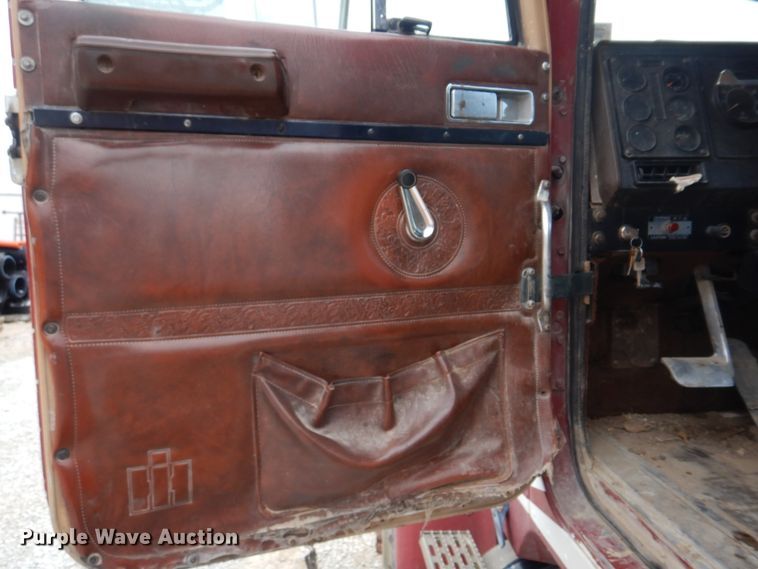 image for item DH8202 1986 International 9370  semi truck