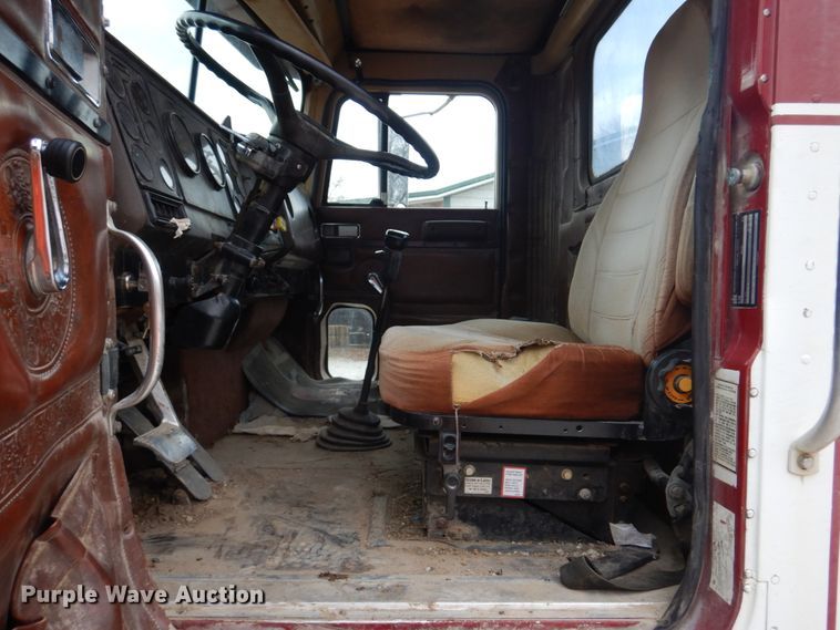 image for item DH8202 1986 International 9370  semi truck