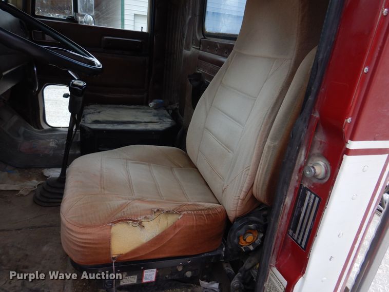 image for item DH8202 1986 International 9370  semi truck