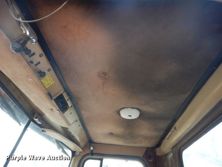 image for item DH8202 1986 International 9370  semi truck