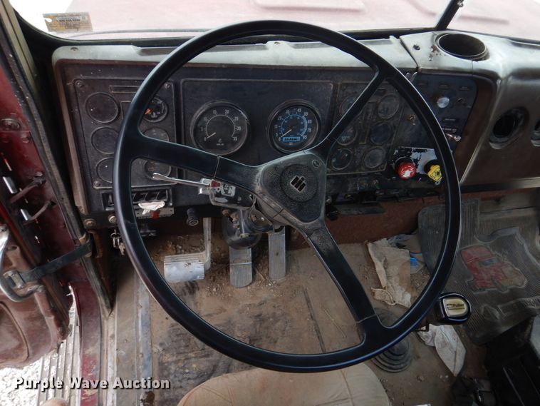 image for item DH8202 1986 International 9370  semi truck