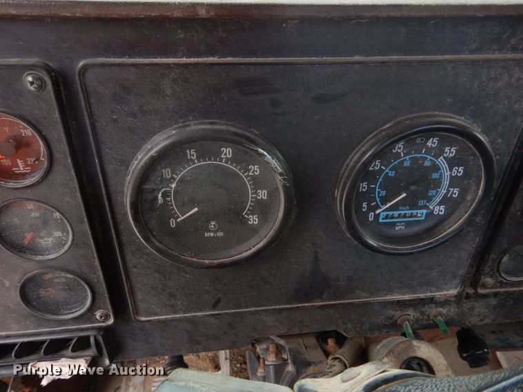 image for item DH8202 1986 International 9370  semi truck