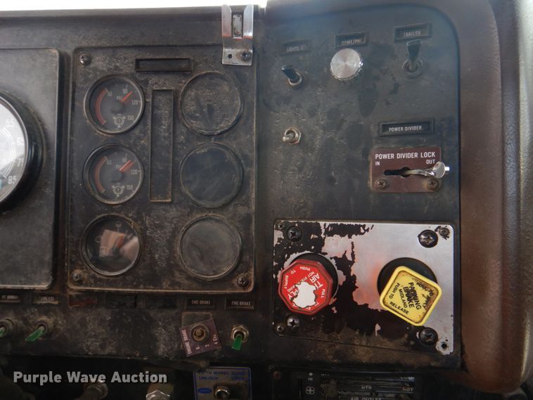 image for item DH8202 1986 International 9370  semi truck