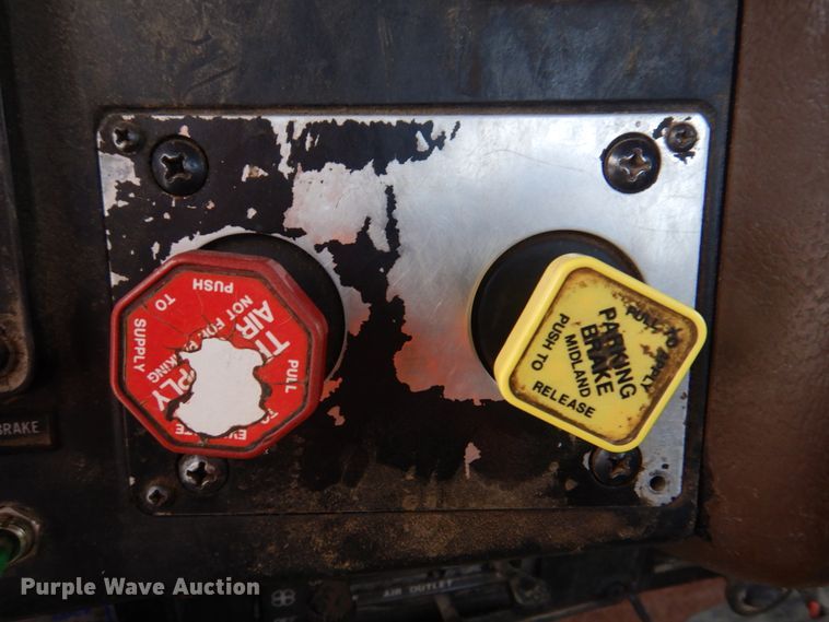 image for item DH8202 1986 International 9370  semi truck