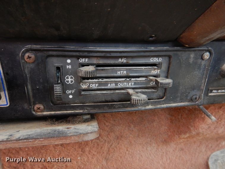 image for item DH8202 1986 International 9370  semi truck