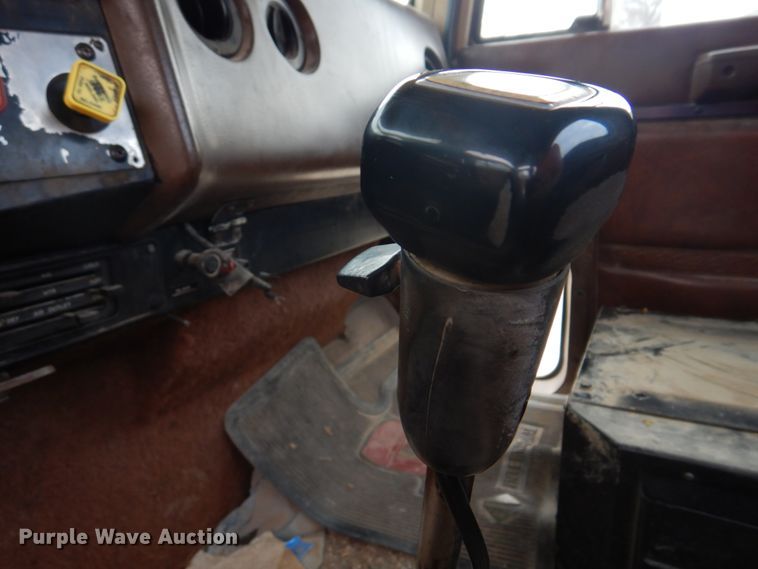 image for item DH8202 1986 International 9370  semi truck