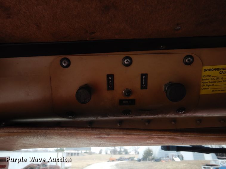 image for item DH8202 1986 International 9370  semi truck