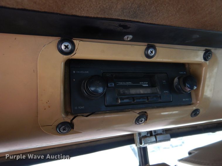 image for item DH8202 1986 International 9370  semi truck