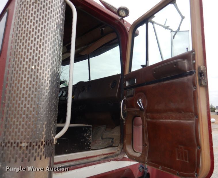 image for item DH8202 1986 International 9370  semi truck