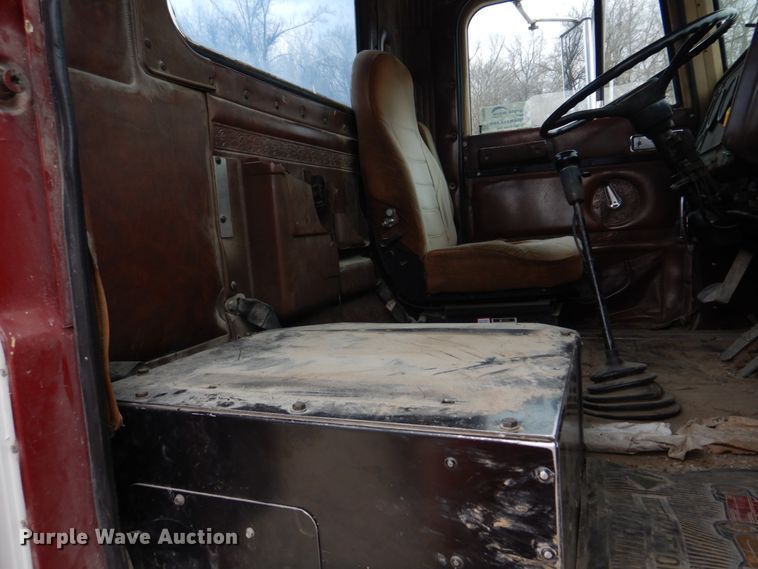 image for item DH8202 1986 International 9370  semi truck