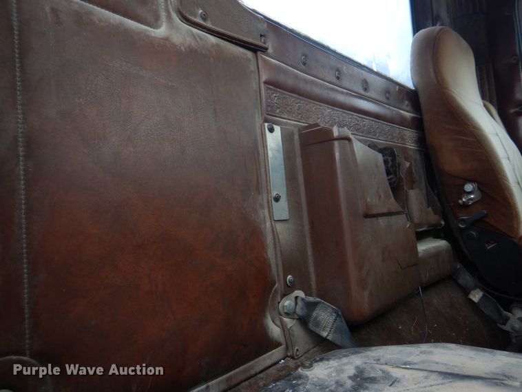 image for item DH8202 1986 International 9370  semi truck