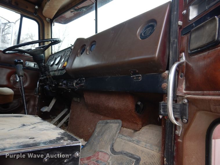 image for item DH8202 1986 International 9370  semi truck