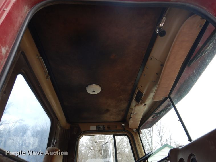 image for item DH8202 1986 International 9370  semi truck