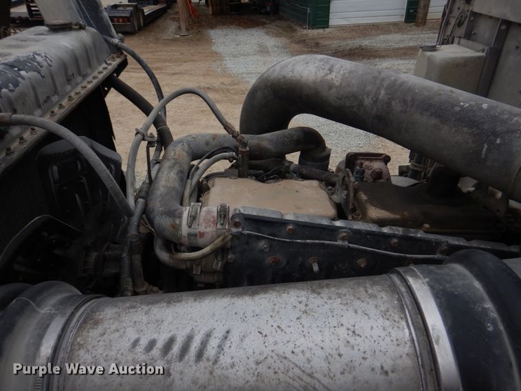 image for item DH8202 1986 International 9370  semi truck