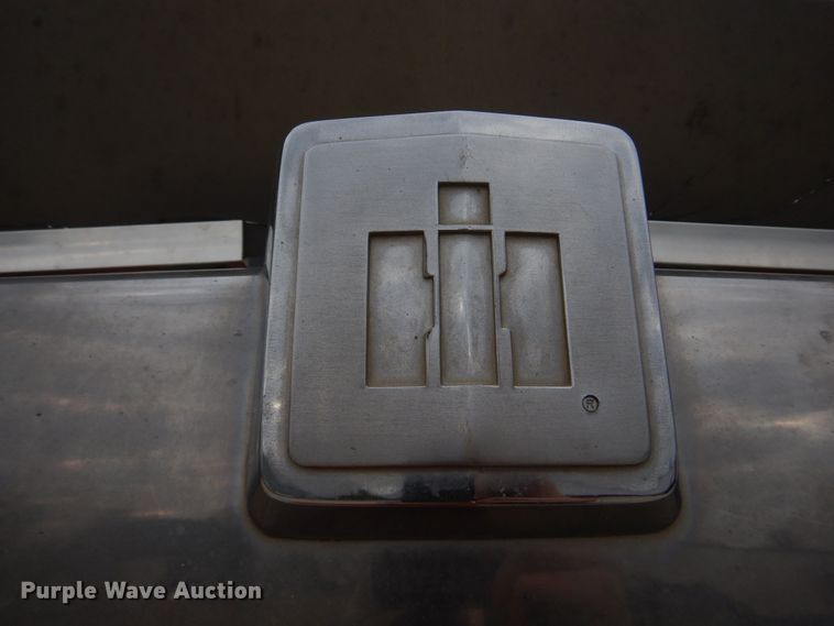 image for item DH8202 1986 International 9370  semi truck