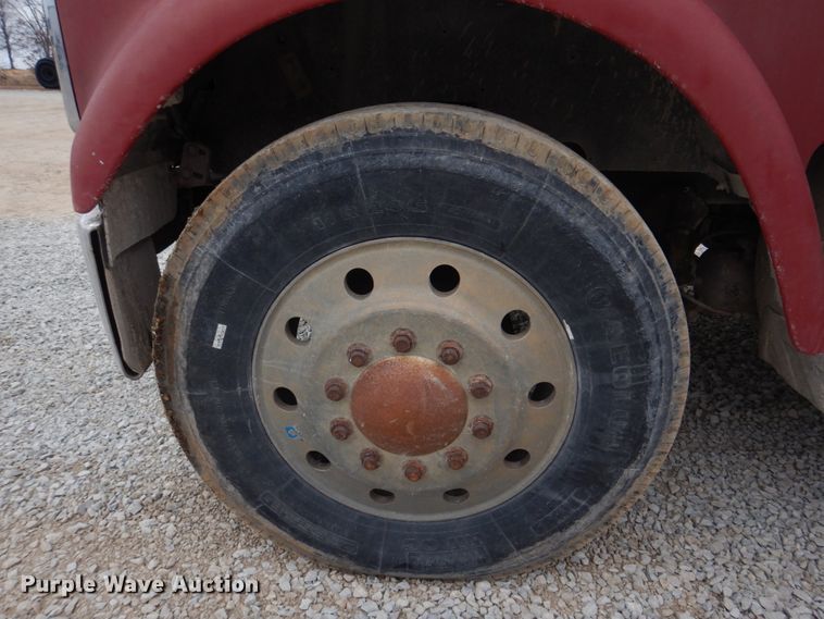 image for item DH8202 1986 International 9370  semi truck