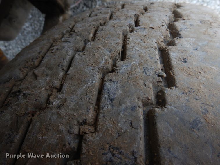 image for item DH8202 1986 International 9370  semi truck