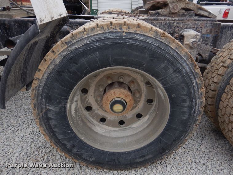 image for item DH8202 1986 International 9370  semi truck