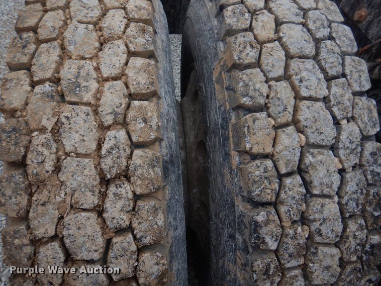 image for item DH8202 1986 International 9370  semi truck