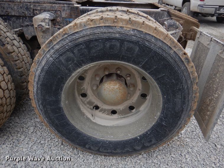 image for item DH8202 1986 International 9370  semi truck