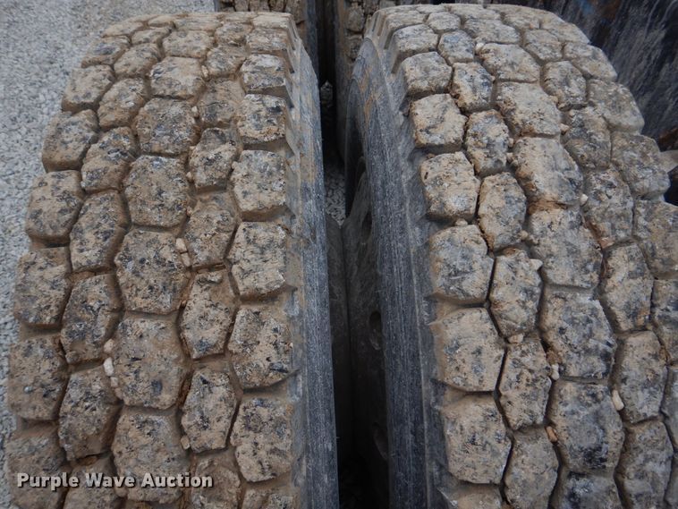 image for item DH8202 1986 International 9370  semi truck