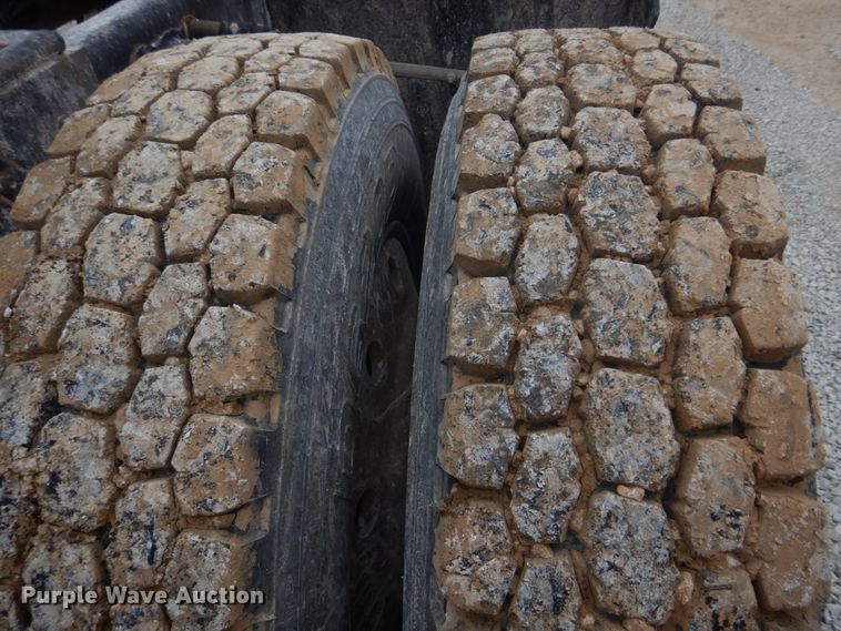 image for item DH8202 1986 International 9370  semi truck