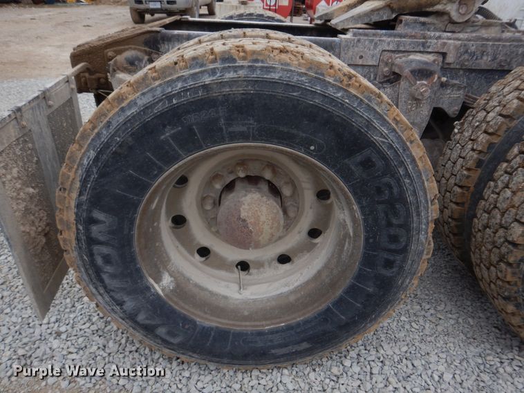 image for item DH8202 1986 International 9370  semi truck