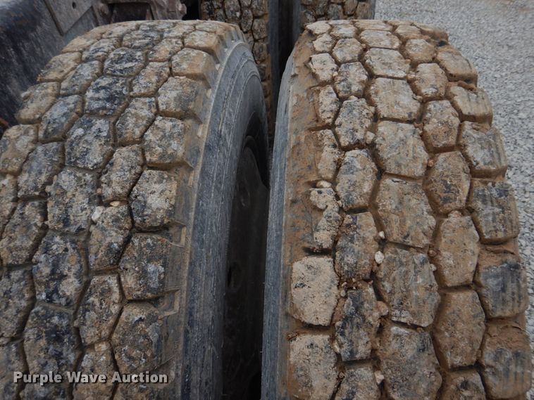 image for item DH8202 1986 International 9370  semi truck