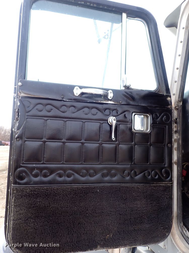 image for item DI1829 1987 Peterbilt 359  semi truck