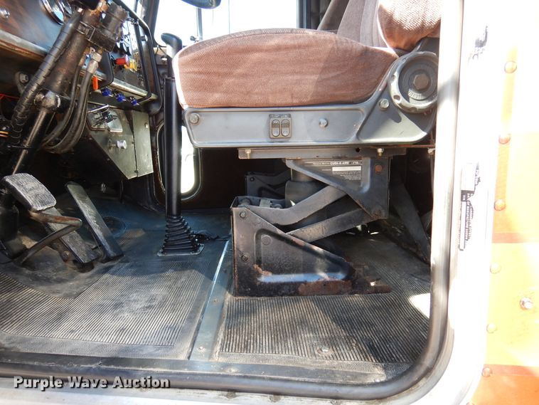 image for item DJ0810 1984 Peterbilt 359  semi truck