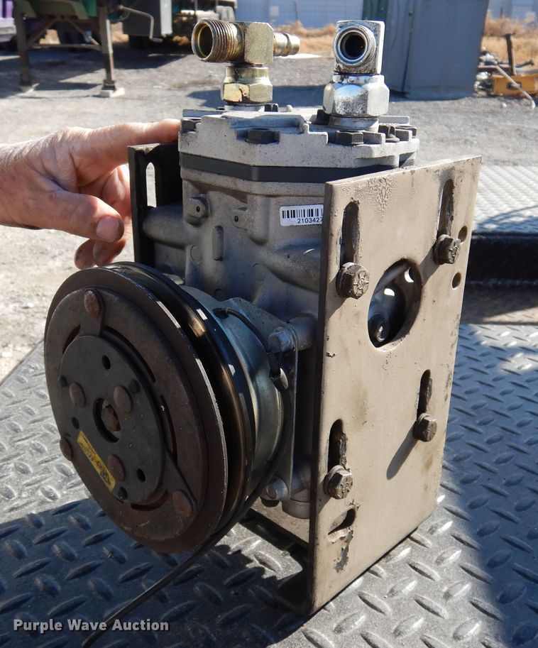 image for item DJ0810 1984 Peterbilt 359  semi truck