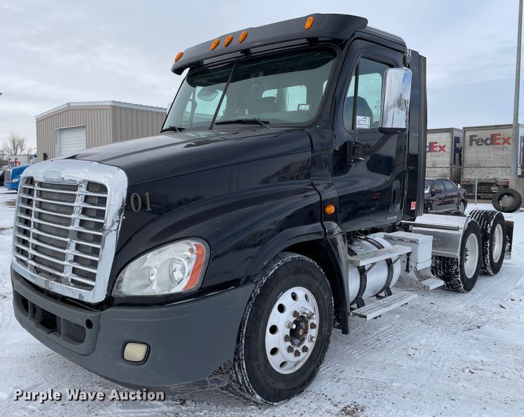 image for item DJ5018 2010 Freightliner Cascadia 125  semi truck