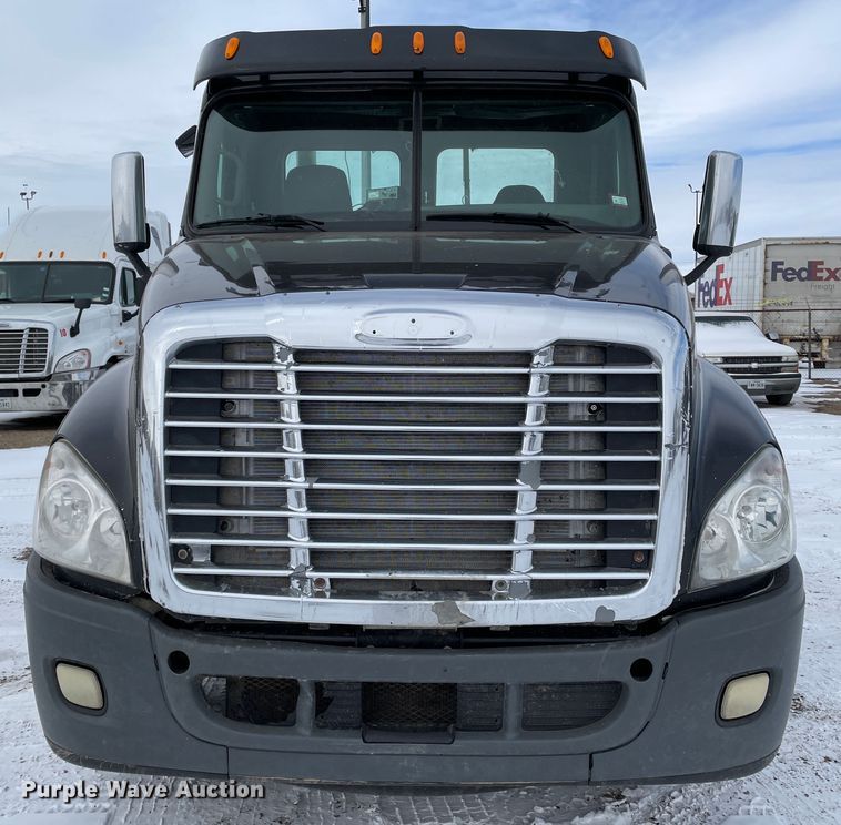 image for item DJ5018 2010 Freightliner Cascadia 125  semi truck