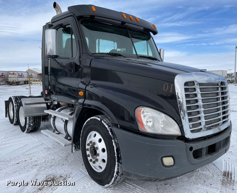 image for item DJ5018 2010 Freightliner Cascadia 125  semi truck