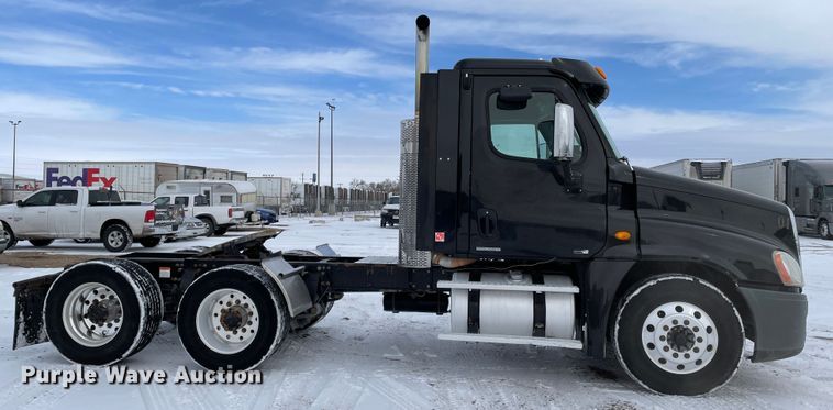 image for item DJ5018 2010 Freightliner Cascadia 125  semi truck