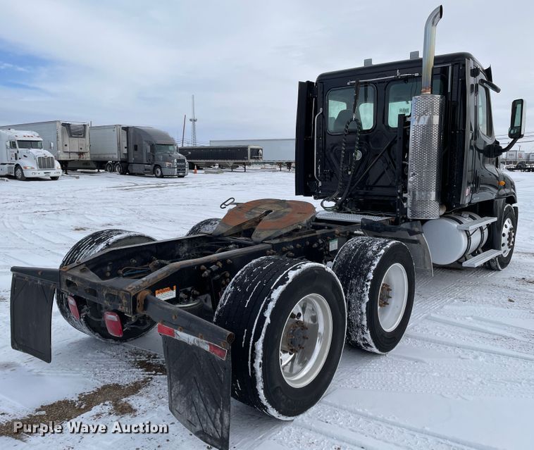 image for item DJ5018 2010 Freightliner Cascadia 125  semi truck