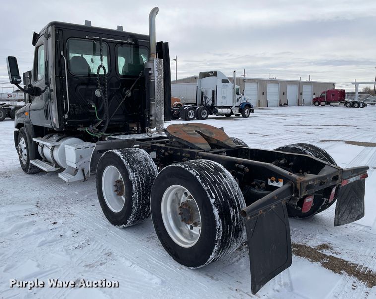 image for item DJ5018 2010 Freightliner Cascadia 125  semi truck