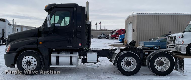 image for item DJ5018 2010 Freightliner Cascadia 125  semi truck