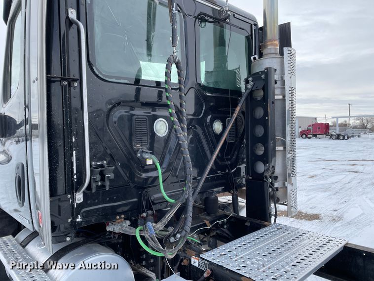 image for item DJ5018 2010 Freightliner Cascadia 125  semi truck