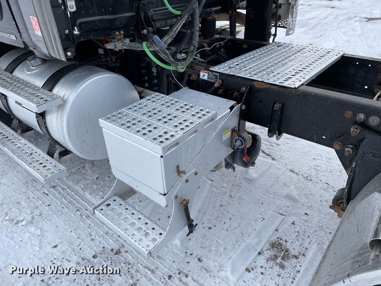 image for item DJ5018 2010 Freightliner Cascadia 125  semi truck