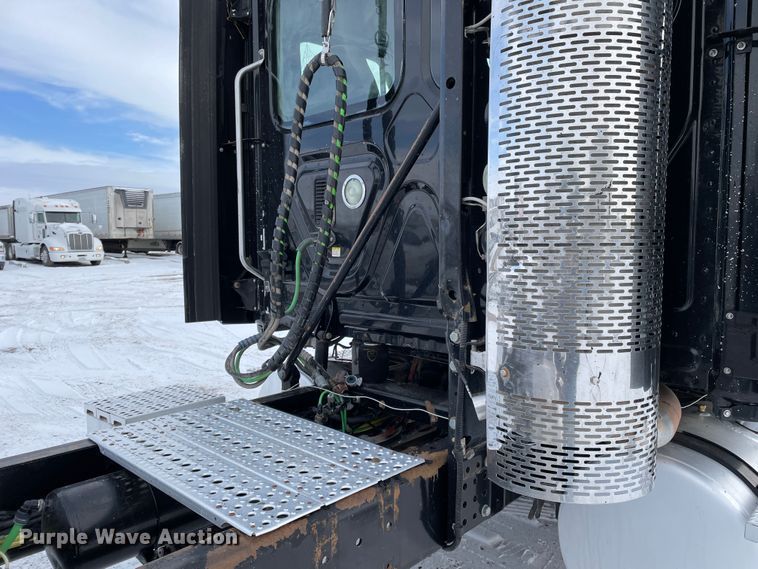 image for item DJ5018 2010 Freightliner Cascadia 125  semi truck