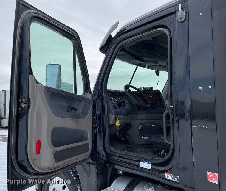 image for item DJ5018 2010 Freightliner Cascadia 125  semi truck