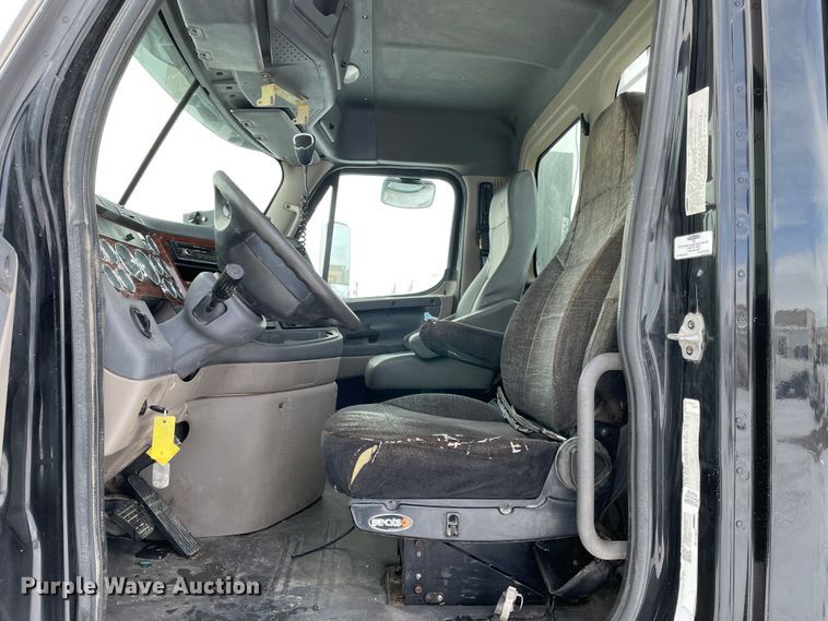 image for item DJ5018 2010 Freightliner Cascadia 125  semi truck