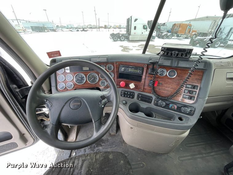 image for item DJ5018 2010 Freightliner Cascadia 125  semi truck