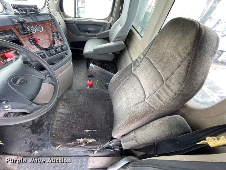 image for item DJ5018 2010 Freightliner Cascadia 125  semi truck