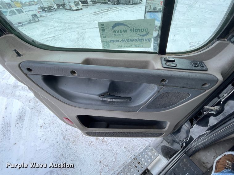 image for item DJ5018 2010 Freightliner Cascadia 125  semi truck