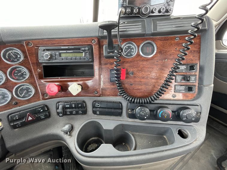 image for item DJ5018 2010 Freightliner Cascadia 125  semi truck