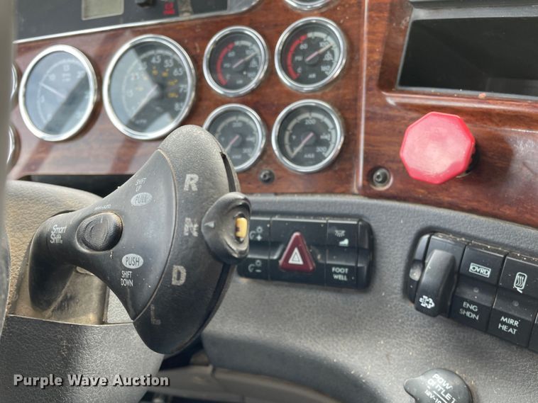 image for item DJ5018 2010 Freightliner Cascadia 125  semi truck