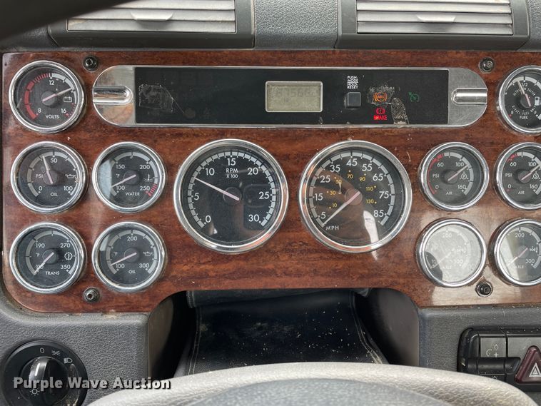 image for item DJ5018 2010 Freightliner Cascadia 125  semi truck